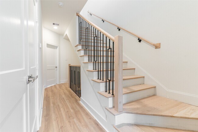 Building Photo - 2428 Ella Blvd