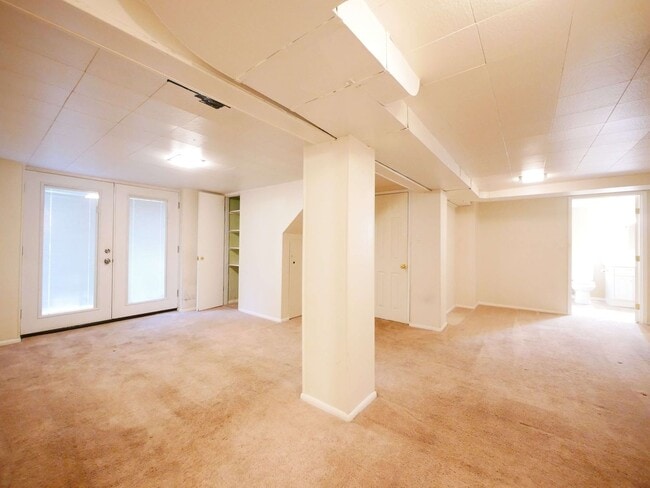 Building Photo - 5 BED & 2.5 BATH SINGLE FAMILY HOUSE FOR RENT