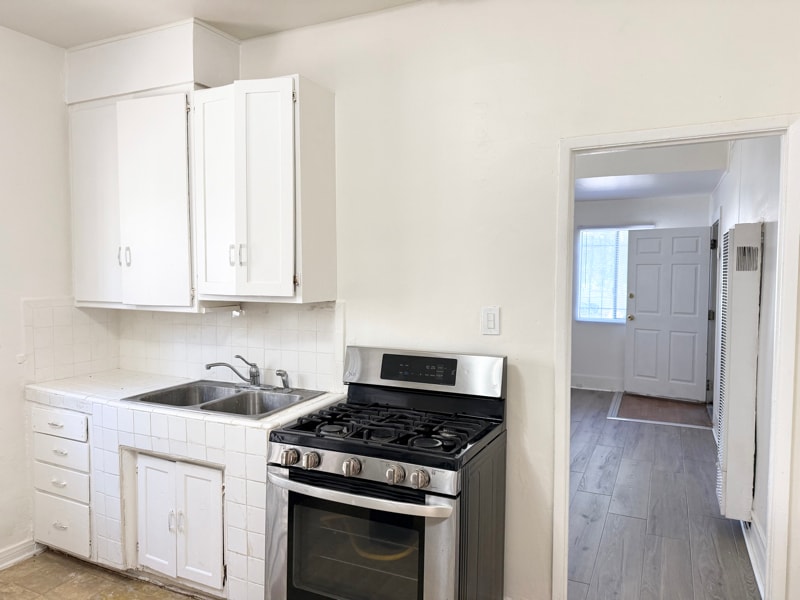 Building Photo - 1016 1/2 W 108th St