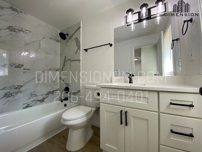 Building Photo - Newly Refreshed 2 Bed Duplex