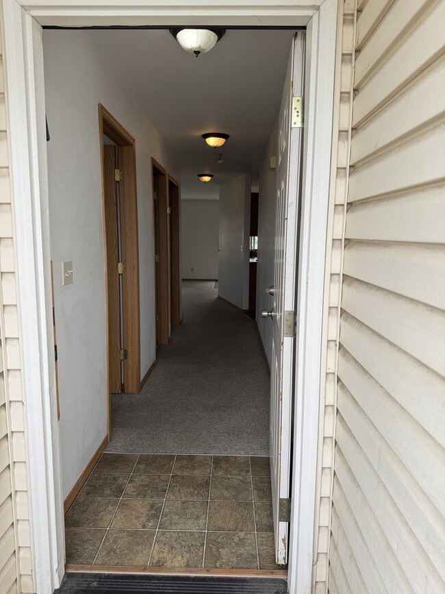 Building Photo - 557 W Shore Dr