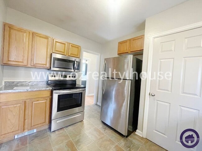 Building Photo - 3509 Douglas Rd