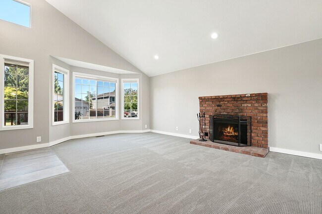 Building Photo - Inviting Everett Home Featuring 3 Bedrooms, Fireplace, and Fully Fenced Backyard