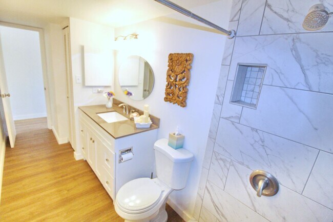 Building Photo - Kihei Villa - Nicely Furnished 1Bed/1Bath located in the heart of Kihei across the street from th...