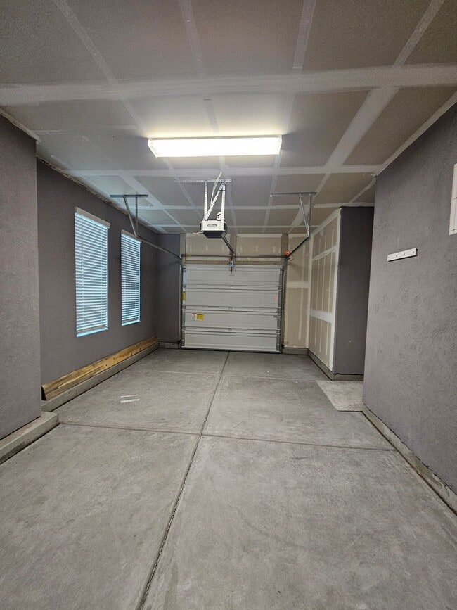 Building Photo - Beautiful Home in Gated Community