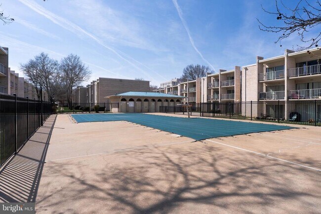 Building Photo - 37 Canterbury Square