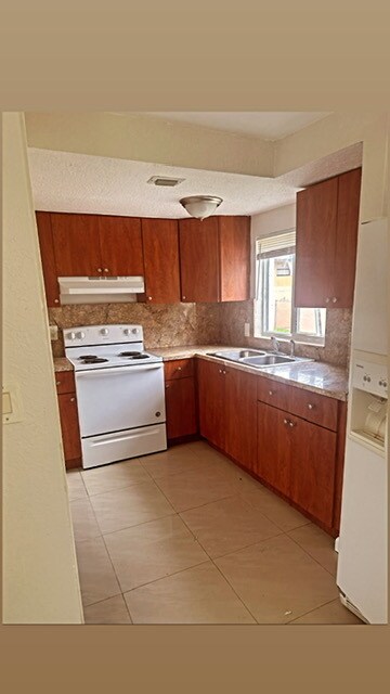 Building Photo - 1044 SW 28th Ave