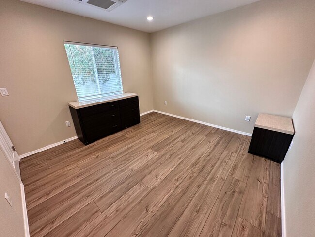 Building Photo - Coming Soon! 1 Bedroom 1 Bathroom with Ref...