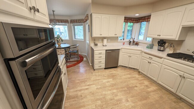 Building Photo - Furnished Sunriver 3 Bedroom Home Availabl...