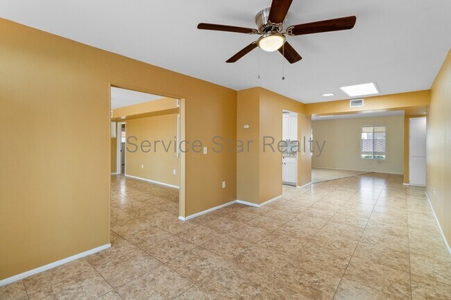 Building Photo - 9425 W Rolling Hills Dr