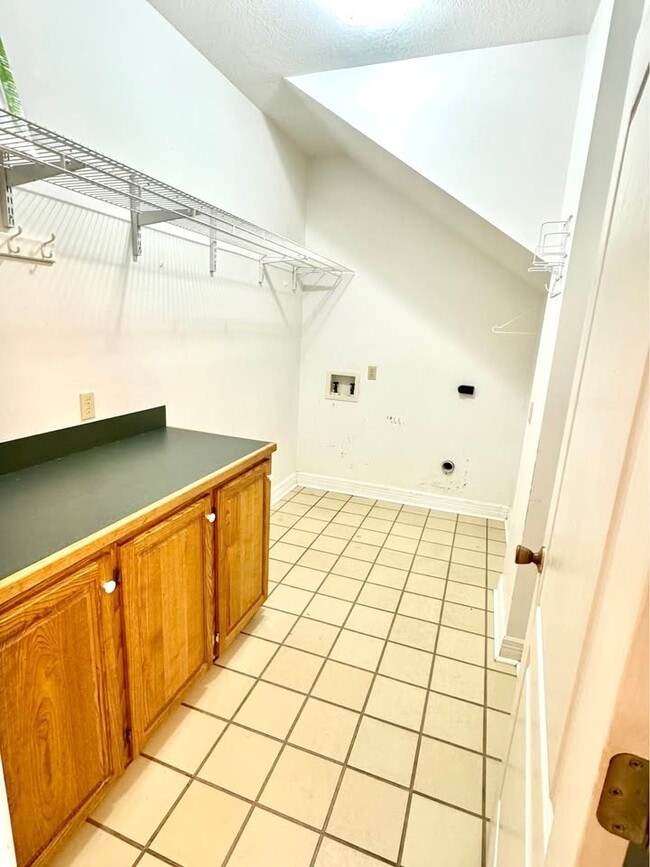 Building Photo - 1110 Athens Dr