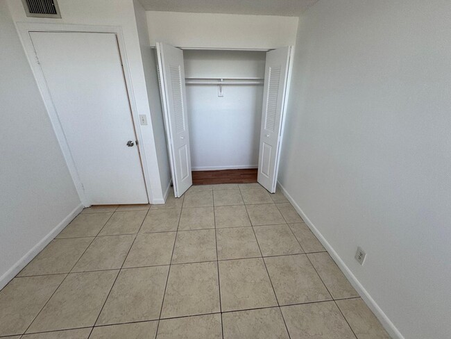 Building Photo - Spacious 2 bedroom, 2 bath condo, West Pal...