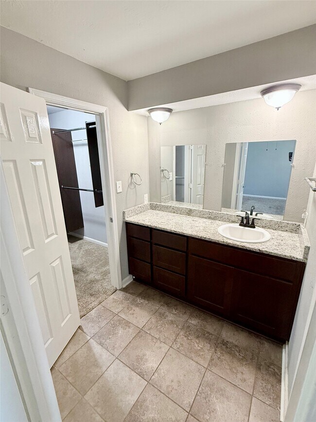 Building Photo - 15914 Mill Hollow Dr