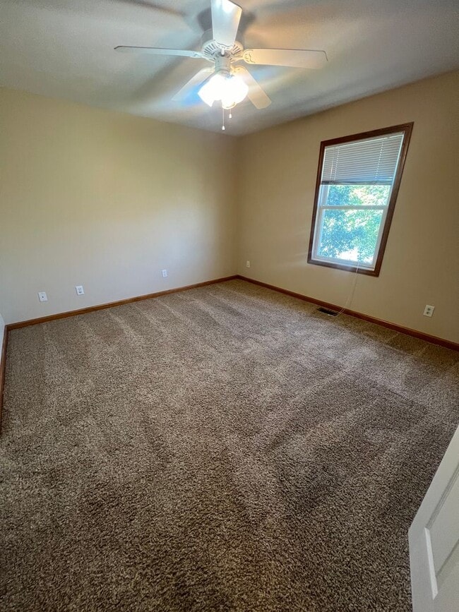 Building Photo - Move in ready 2 bedroom 1.5 bath Chatham Townhouse