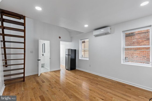Building Photo - 1223 Spruce St
