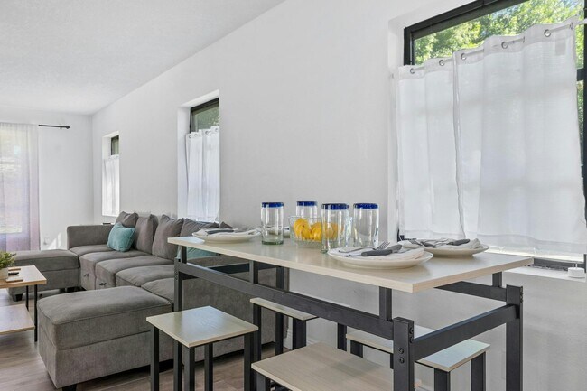 Building Photo - 919 Avenue South Southeast