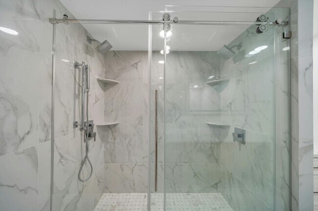 Building Photo - 1055 River Rd