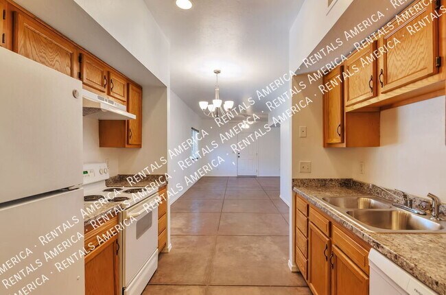 Building Photo - 1009 E Halcyon Rd