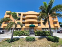 Building Photo - 2441 SW 31st Ave