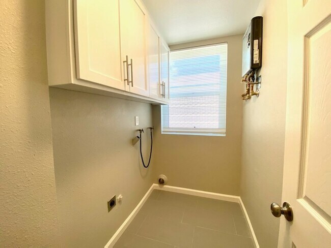 Building Photo - 4 Bedroom Offers Country Living In The Heart Of Lincoln!
