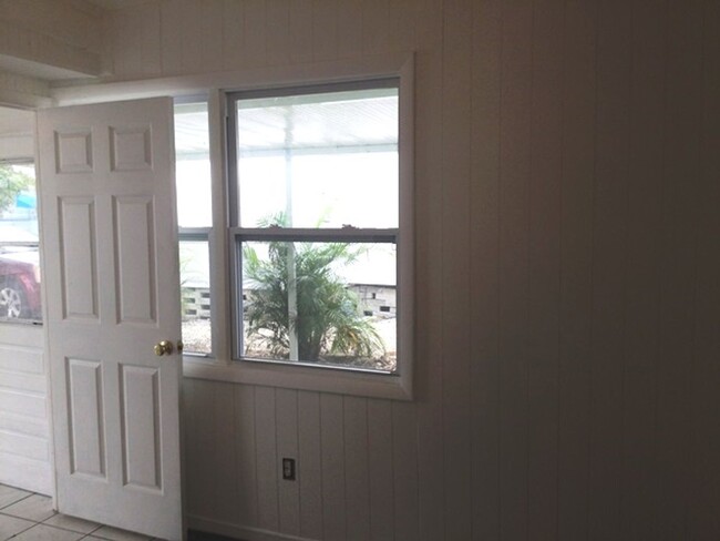 Building Photo - Updated 2 Bedroom 1 Bath Home Located in S...