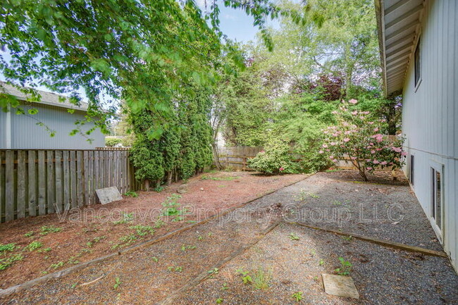 Building Photo - 7003 NW Dogwood Dr