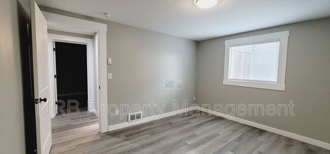 Building Photo - 3216 E Roosevelt Ave