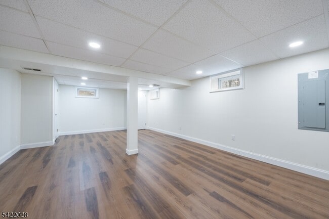 Building Photo - 6 Windsor Way