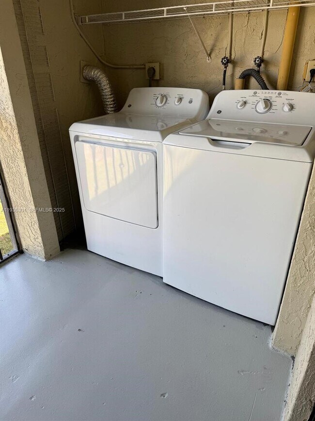 Building Photo - 617 Ixoria Ave