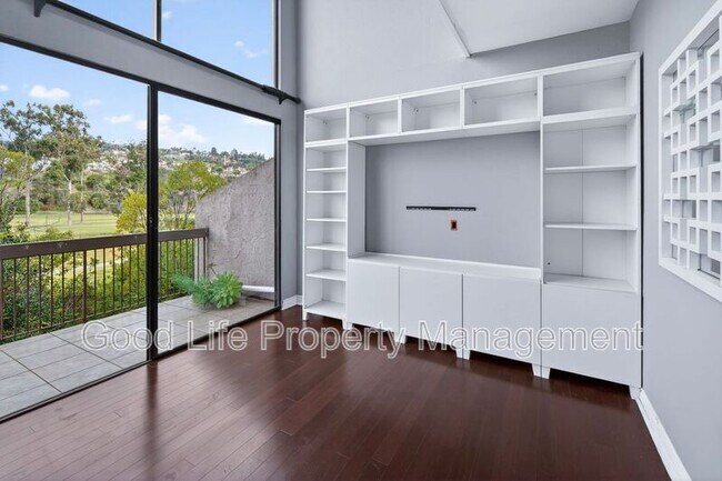 Building Photo - 2564 Navarra Dr