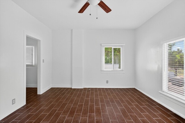 Interior Photo - 1424 Chestnut Avenue