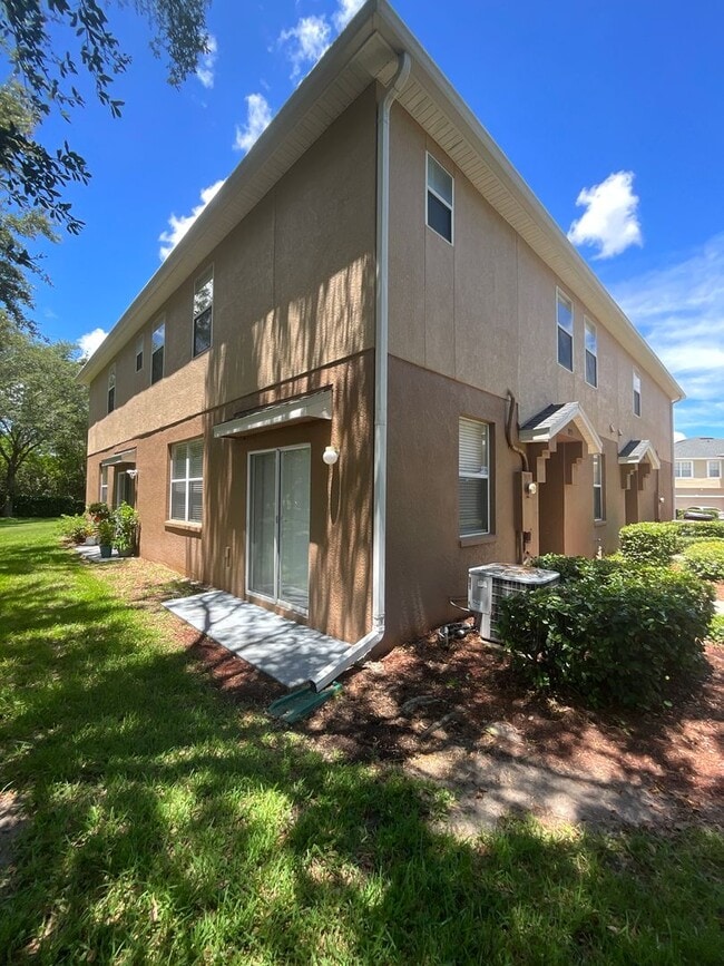 Building Photo - Two Story Town House