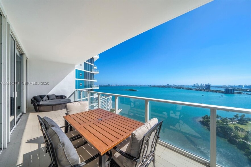 Building Photo - 2020 N Bayshore Dr