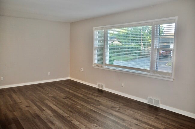 Building Photo - 110 W 12th Ave