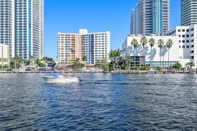 Building Photo - 600 Parkview Dr