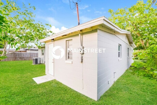 Building Photo - 4 Bedroom Pet-Friendly Home in ORLANDO, FL with Main Street Renewal