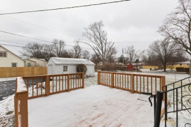 Building Photo - 1950's Charming 3 Bed Available Now!!