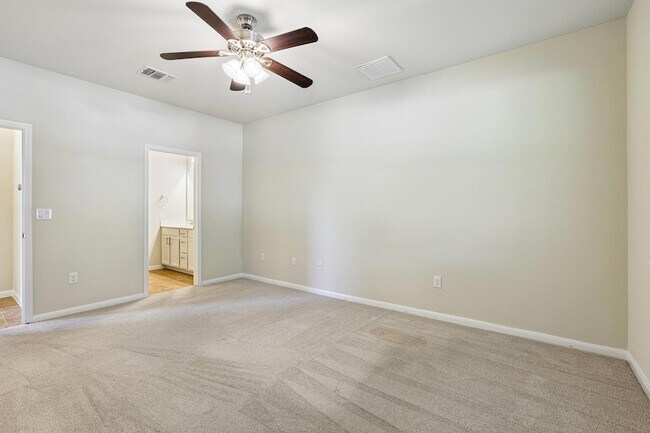 Building Photo - 711 Rolling Oak Dr