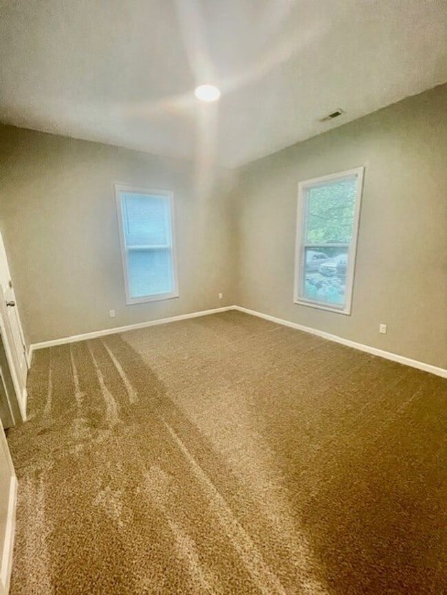 Building Photo - Must view this Adorable 3 bedroom 1 bath h...