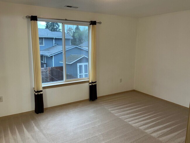 Building Photo - MODERN CONVENIANCES