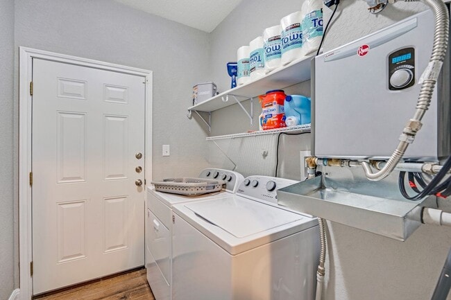 Building Photo - 3 Bedroom / 2 Bathroom super cute house for lease!