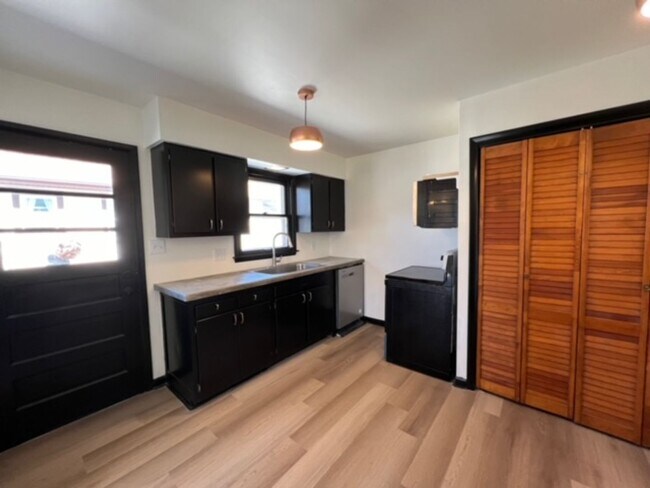 Building Photo - Charming 2BR Apartment Near Downtown Urbana + Garage