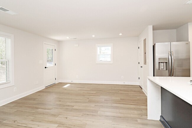 Building Photo - Pet-Friendly Apartment Near Crozet Park