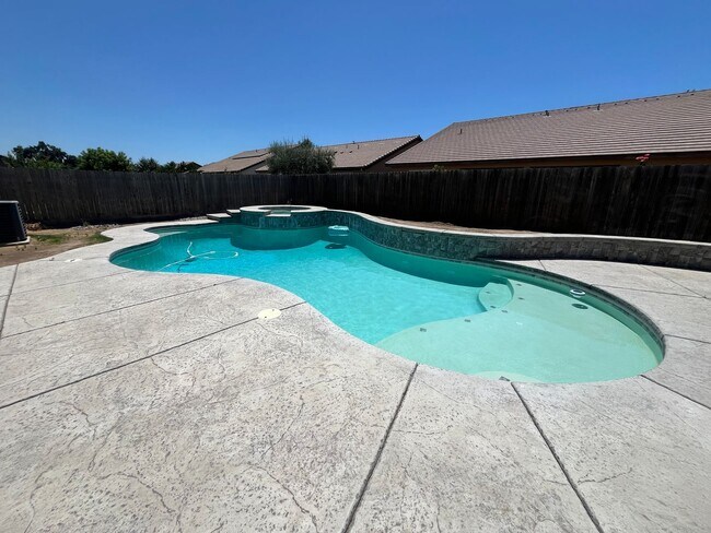 Building Photo - beautiful three bedroom home with sparkling pool in Visalia