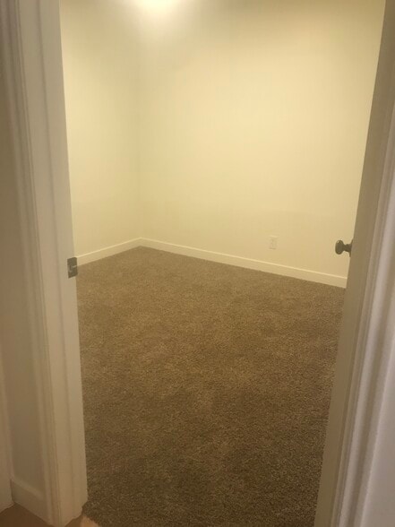 Office. - 587 HILLSIDE DR