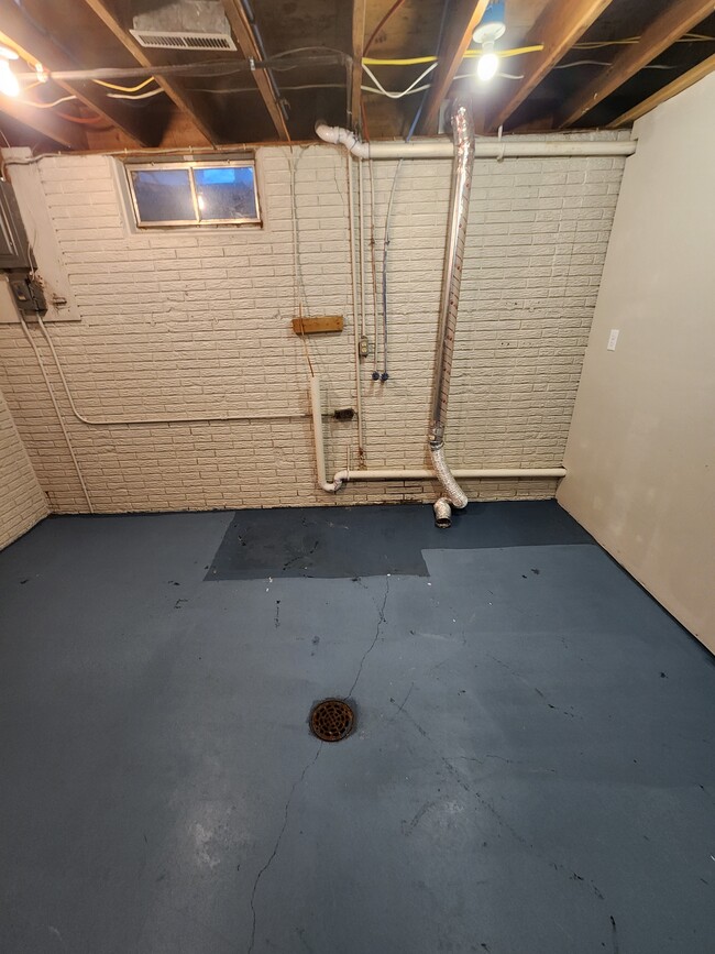 Building Photo - 1625 N Algona St