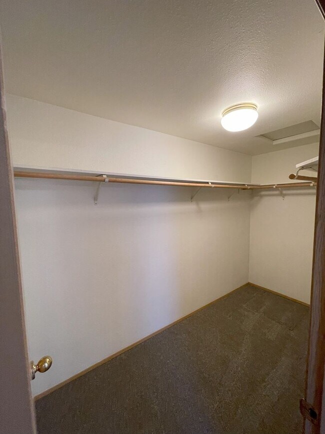 Building Photo - 5548 - 5550