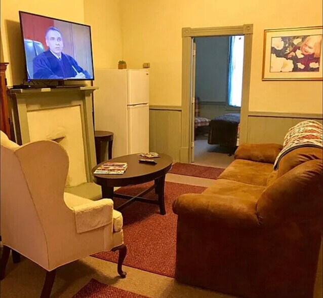 Building Photo - 320 W Hall St