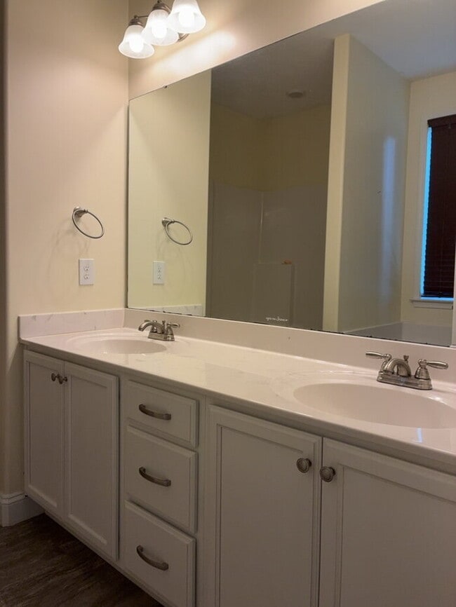 Building Photo - "Charming 3-Bedroom Home with 2 Full Baths in Greenville's Forest Ridge!"