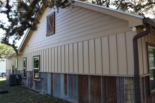 Building Photo - 701 Bushwhack Rd